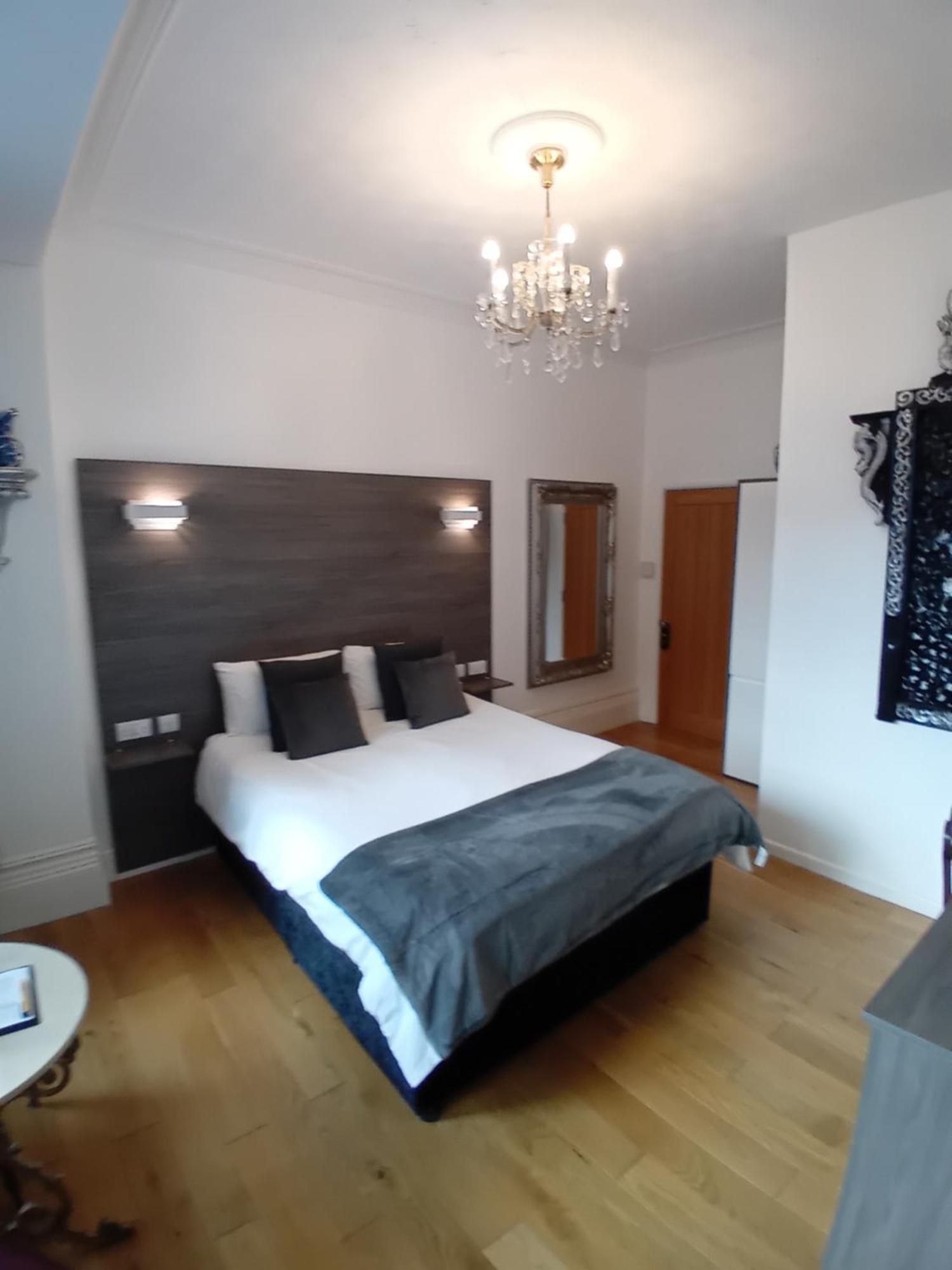 일프러컴 Grosvenor House - Onsite Free Parking B&B 외부 사진