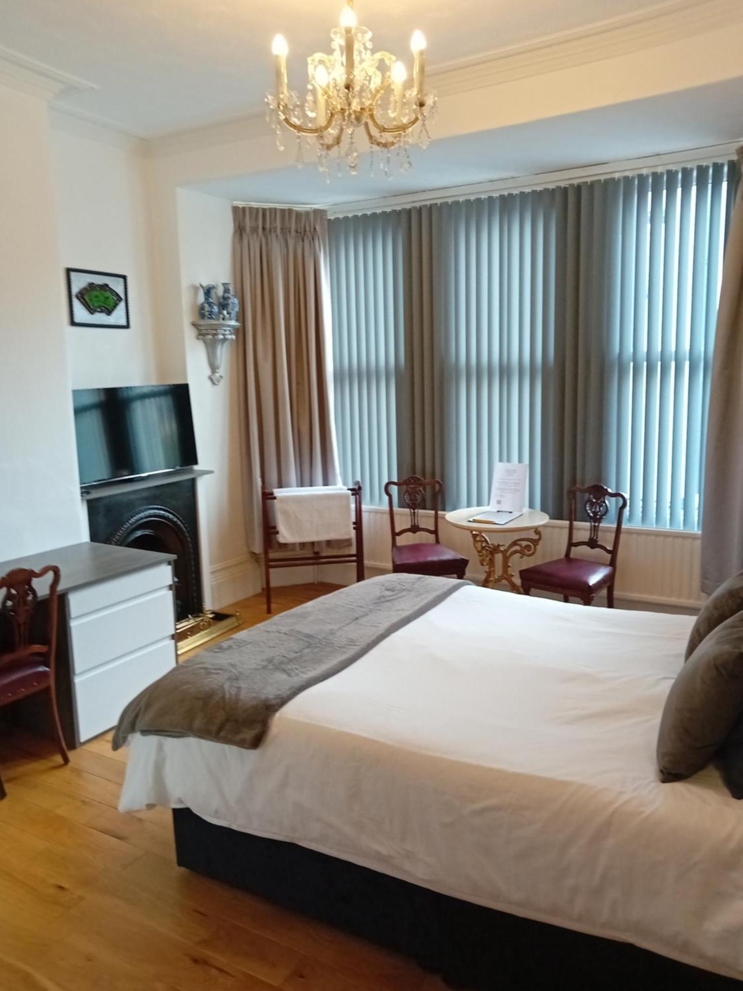 일프러컴 Grosvenor House - Onsite Free Parking B&B 외부 사진